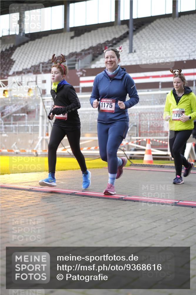 07.12.2025 - St. Pauli X-Mass-Run No. 15 Patografie http://msf.ph/oto/9368616 07.12.2025 11:12:52 Ziel 494, 681, 683, 684, 919, 1175, 1178, 1703, 3167, 4794, 4795, 4796, 4802, 4804 meine-sportfotos.de