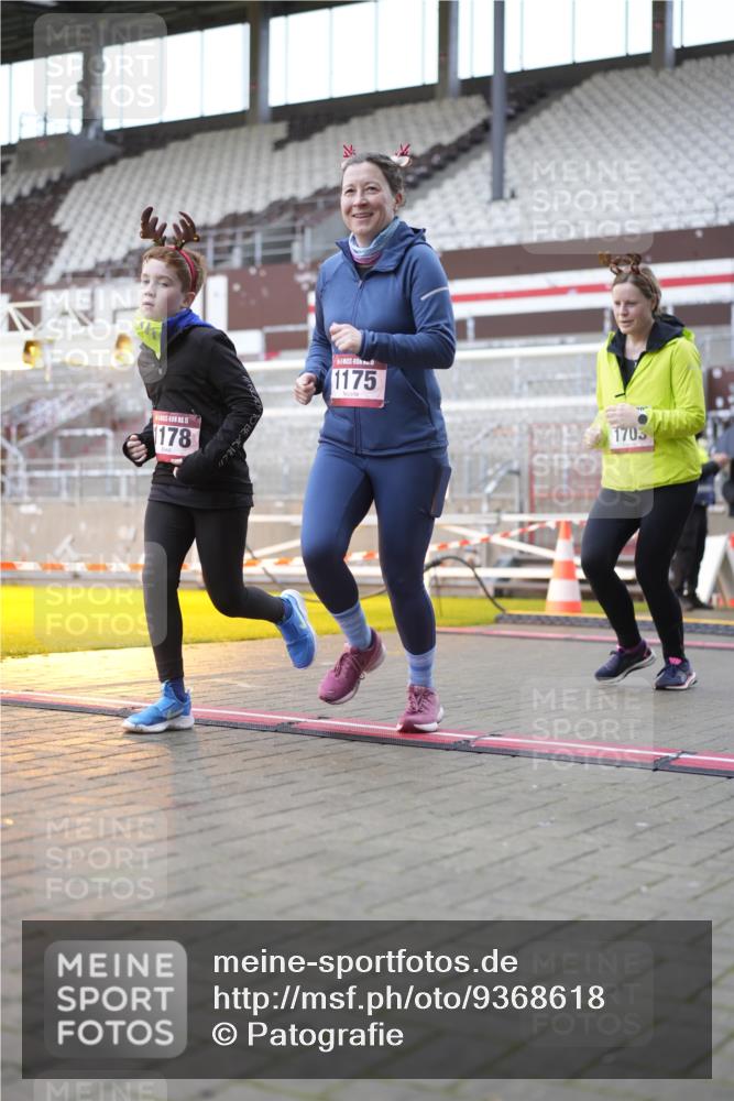 07.12.2025 - St. Pauli X-Mass-Run No. 15 Patografie http://msf.ph/oto/9368618 07.12.2025 11:12:52 Ziel 494, 681, 683, 684, 919, 1175, 1178, 1703, 3167, 4794, 4795, 4796, 4802, 4804 meine-sportfotos.de