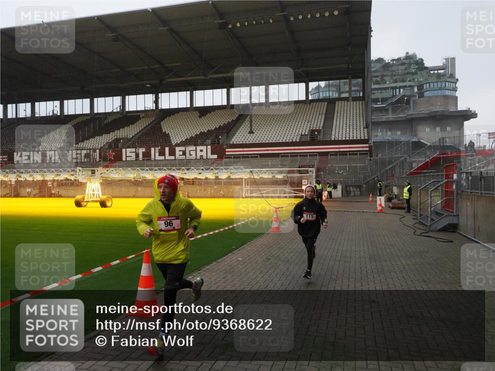 07.12.2025 - St. Pauli X-Mass-Run No. 15 Fabian Wolf http://msf.ph/oto/9368622 07.12.2025 09:53:34 Ziel 96, 115, 3684 meine-sportfotos.de