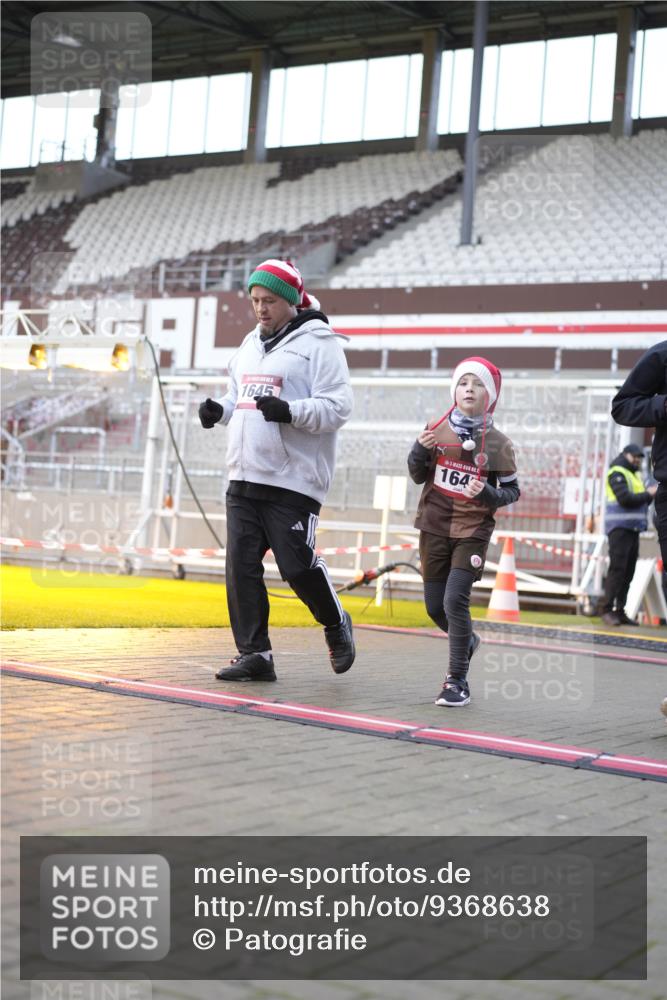 07.12.2025 - St. Pauli X-Mass-Run No. 15 Patografie http://msf.ph/oto/9368638 07.12.2025 11:13:07 Ziel 17, 22, 47, 683, 684, 1022, 1175, 1178, 1645, 1646, 1647, 1703 meine-sportfotos.de