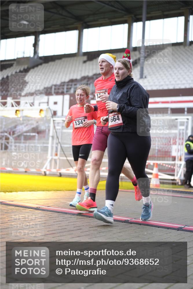 07.12.2025 - St. Pauli X-Mass-Run No. 15 Patografie http://msf.ph/oto/9368652 07.12.2025 11:13:18 Ziel 17, 22, 47, 585, 1022, 1338, 1341, 1645, 1646, 1647, 1664, 2125, 2773 meine-sportfotos.de