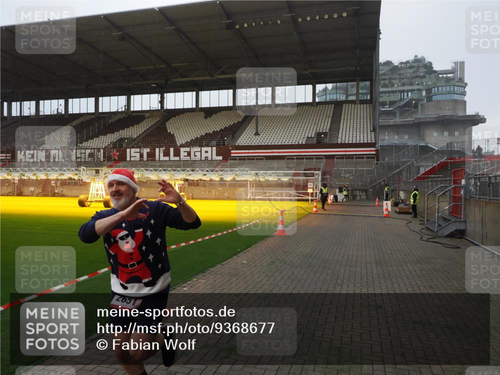 07.12.2025 - St. Pauli X-Mass-Run No. 15 Fabian Wolf http://msf.ph/oto/9368677 07.12.2025 09:54:01 Ziel 1598, 2651, 4061, 4062 meine-sportfotos.de