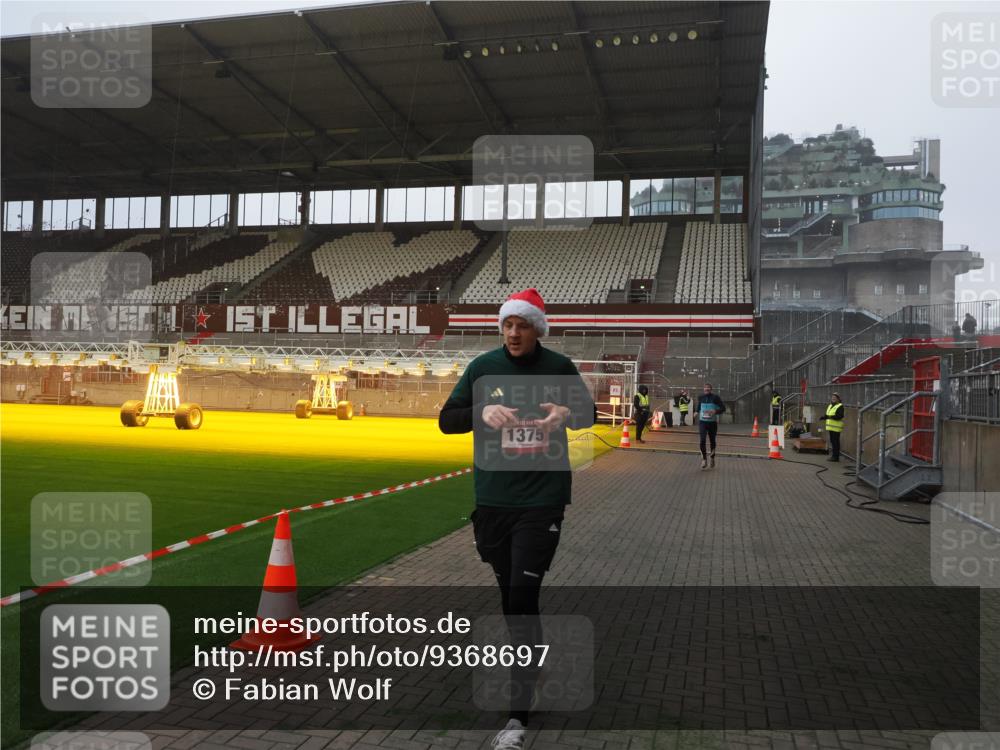 07.12.2025 - St. Pauli X-Mass-Run No. 15 Fabian Wolf http://msf.ph/oto/9368697 07.12.2025 09:54:20 Ziel 1375, 2036, 2900, 3338 meine-sportfotos.de
