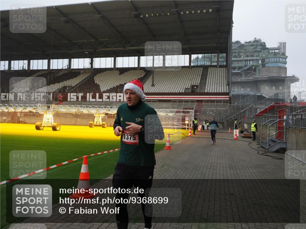 07.12.2025 - St. Pauli X-Mass-Run No. 15 Fabian Wolf http://msf.ph/oto/9368699 07.12.2025 09:54:20 Ziel 1375, 2036, 2900, 3338 meine-sportfotos.de
