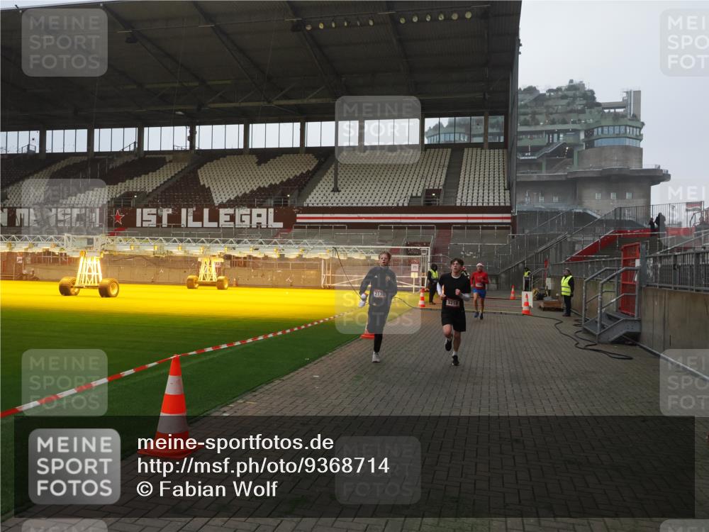 07.12.2025 - St. Pauli X-Mass-Run No. 15 Fabian Wolf http://msf.ph/oto/9368714 07.12.2025 09:54:28 Ziel 1375, 2036, 2133, 2209, 2900, 3310, 3338 meine-sportfotos.de