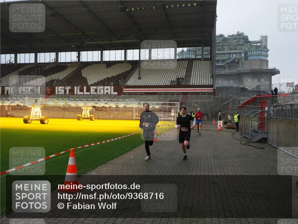 07.12.2025 - St. Pauli X-Mass-Run No. 15 Fabian Wolf http://msf.ph/oto/9368716 07.12.2025 09:54:28 Ziel 1375, 2036, 2133, 2209, 2900, 3310, 3338 meine-sportfotos.de