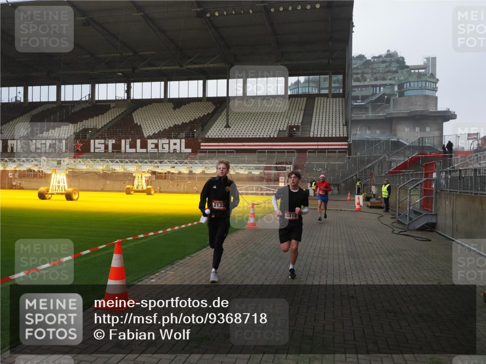 07.12.2025 - St. Pauli X-Mass-Run No. 15 Fabian Wolf http://msf.ph/oto/9368718 07.12.2025 09:54:28 Ziel 1375, 2036, 2133, 2209, 2900, 3310, 3338 meine-sportfotos.de