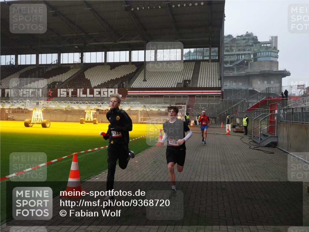 07.12.2025 - St. Pauli X-Mass-Run No. 15 Fabian Wolf http://msf.ph/oto/9368720 07.12.2025 09:54:29 Ziel 1375, 2036, 2133, 2209, 3310 meine-sportfotos.de