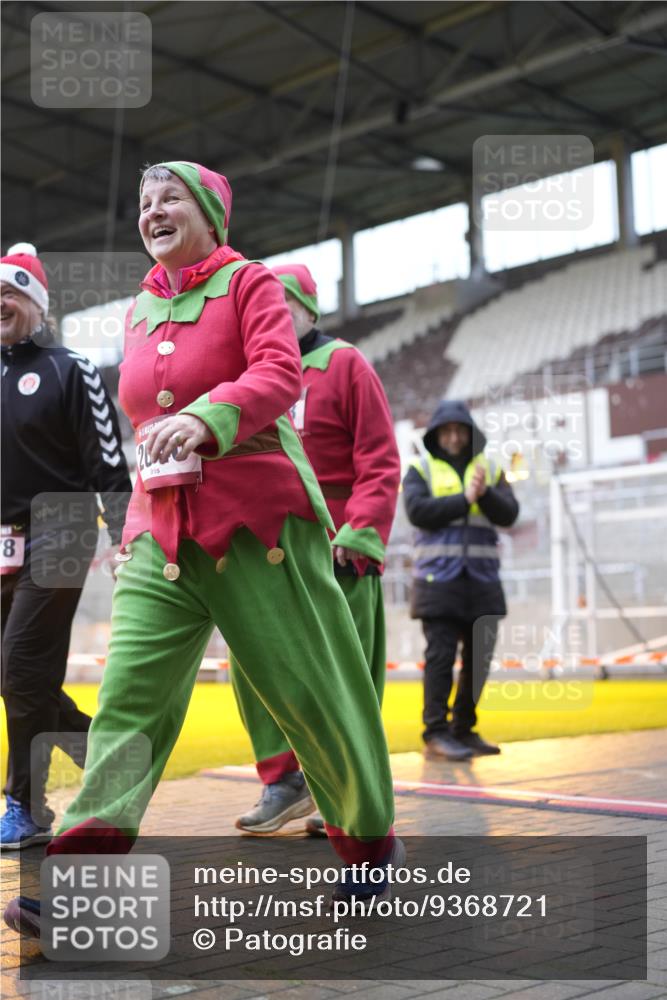 07.12.2025 - St. Pauli X-Mass-Run No. 15 Patografie http://msf.ph/oto/9368721 07.12.2025 11:14:36 Ziel 525, 922, 1776, 1778, 1798, 1804, 1805, 1806, 1807, 2040, 2211, 4010 meine-sportfotos.de