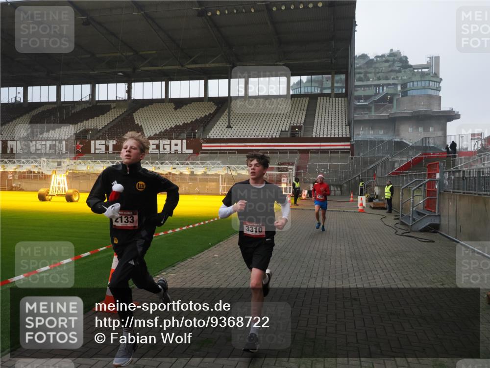 07.12.2025 - St. Pauli X-Mass-Run No. 15 Fabian Wolf http://msf.ph/oto/9368722 07.12.2025 09:54:29 Ziel 1375, 2036, 2133, 2209, 3310 meine-sportfotos.de