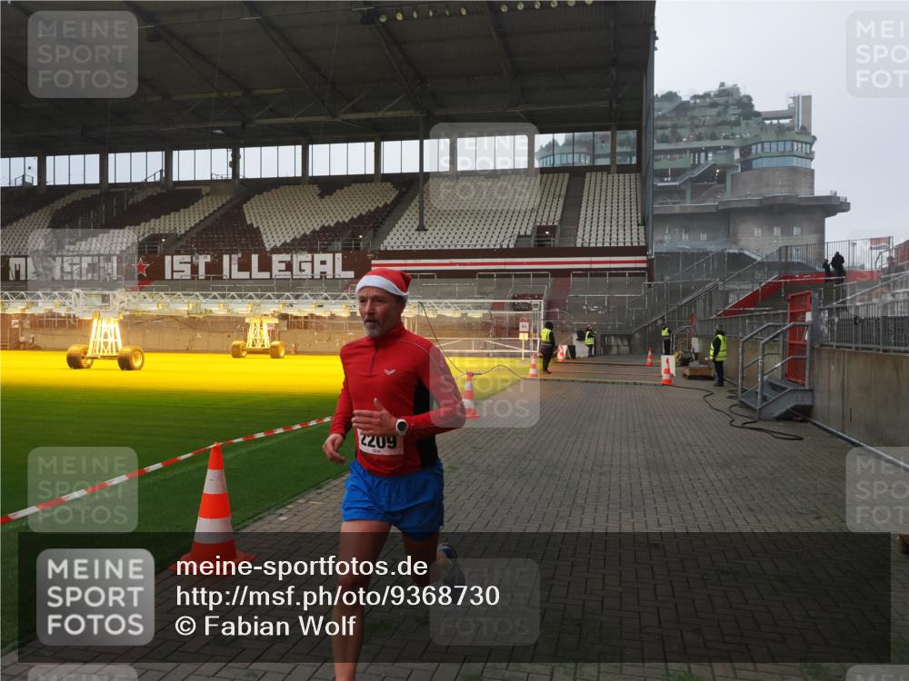 07.12.2025 - St. Pauli X-Mass-Run No. 15 Fabian Wolf http://msf.ph/oto/9368730 07.12.2025 09:54:31 Ziel 1375, 2036, 2133, 2209, 3310 meine-sportfotos.de