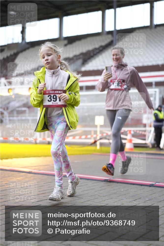 07.12.2025 - St. Pauli X-Mass-Run No. 15 Patografie http://msf.ph/oto/9368749 07.12.2025 11:15:17 Ziel 313, 391, 1218, 1282, 1627, 1662, 3133 meine-sportfotos.de