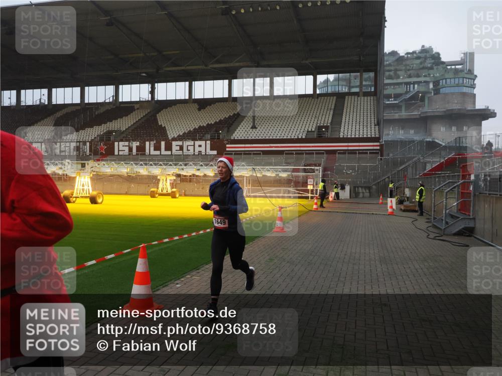 07.12.2025 - St. Pauli X-Mass-Run No. 15 Fabian Wolf http://msf.ph/oto/9368758 07.12.2025 09:54:48 Ziel 1649, 1655, 1722, 2703 meine-sportfotos.de