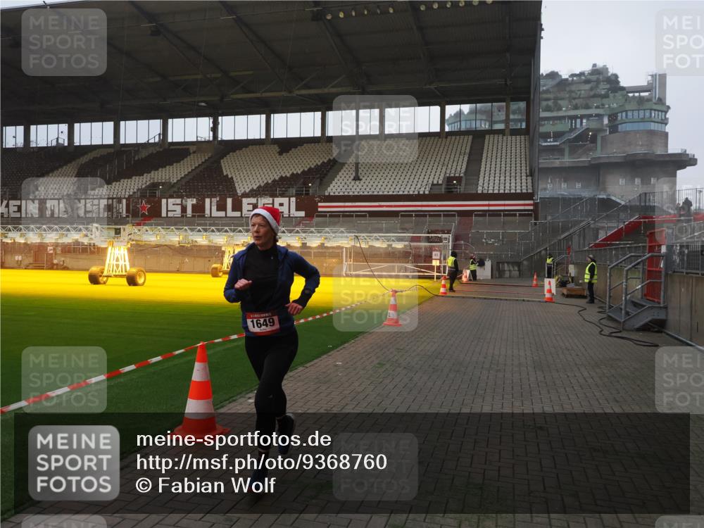 07.12.2025 - St. Pauli X-Mass-Run No. 15 Fabian Wolf http://msf.ph/oto/9368760 07.12.2025 09:54:48 Ziel 1649, 1655, 1722, 2703 meine-sportfotos.de