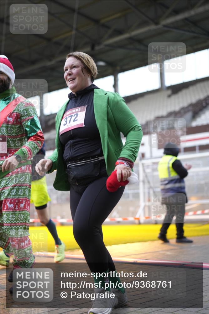 07.12.2025 - St. Pauli X-Mass-Run No. 15 Patografie http://msf.ph/oto/9368761 07.12.2025 11:15:44 Ziel 8, 14, 372, 2194 meine-sportfotos.de