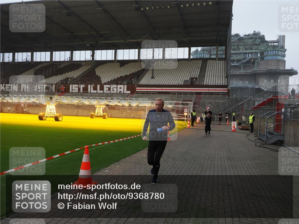 07.12.2025 - St. Pauli X-Mass-Run No. 15 Fabian Wolf http://msf.ph/oto/9368780 07.12.2025 09:55:09 Ziel 4087, 4088 meine-sportfotos.de