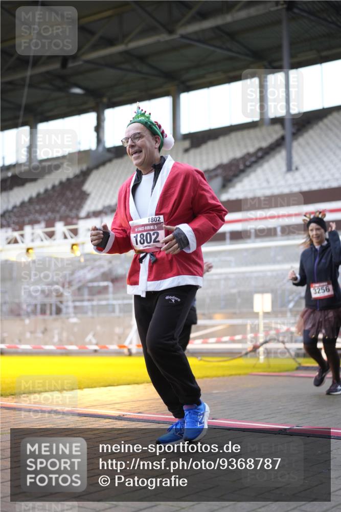07.12.2025 - St. Pauli X-Mass-Run No. 15 Patografie http://msf.ph/oto/9368787 07.12.2025 11:16:06 Ziel 1800, 1802, 1821, 1825, 2195, 2464, 3241, 3256, 3326 meine-sportfotos.de
