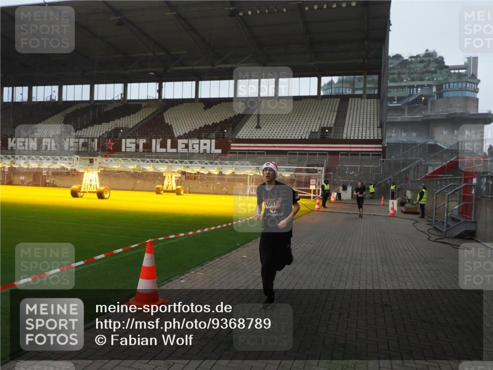 07.12.2025 - St. Pauli X-Mass-Run No. 15 Fabian Wolf http://msf.ph/oto/9368789 07.12.2025 09:55:12 Ziel 1101, 4087, 4088 meine-sportfotos.de