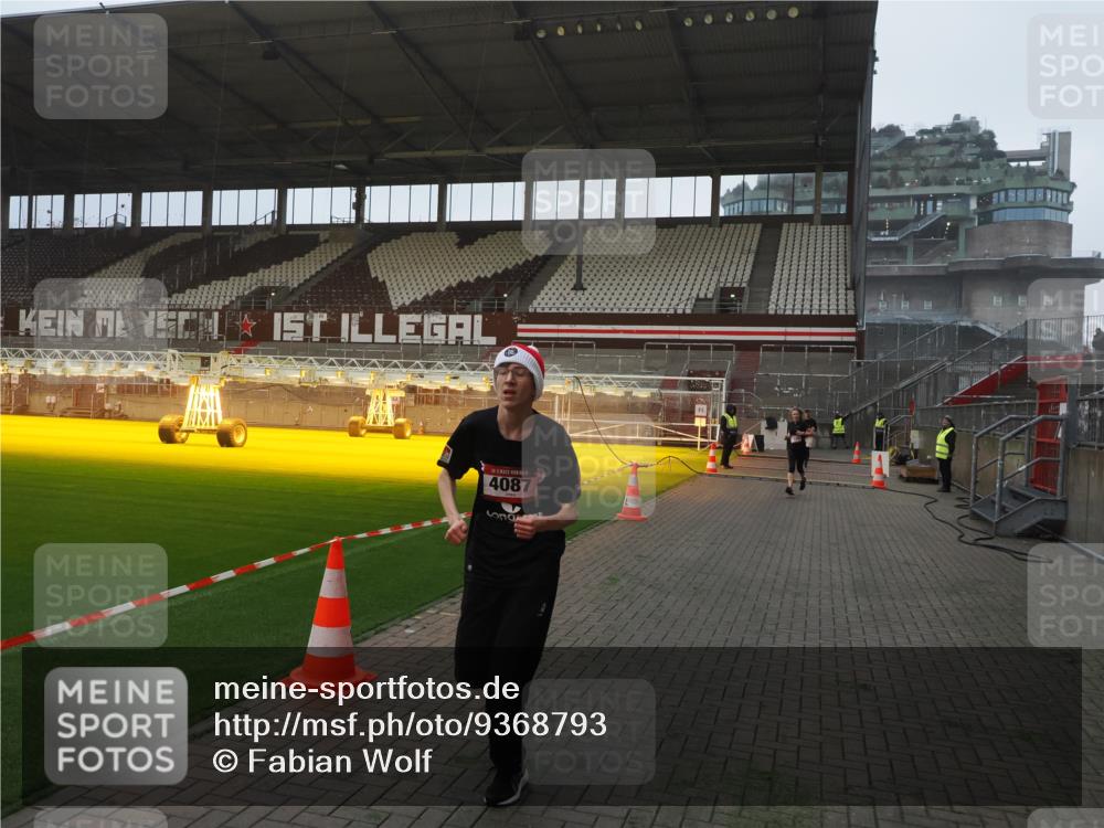 07.12.2025 - St. Pauli X-Mass-Run No. 15 Fabian Wolf http://msf.ph/oto/9368793 07.12.2025 09:55:12 Ziel 1101, 4087, 4088 meine-sportfotos.de