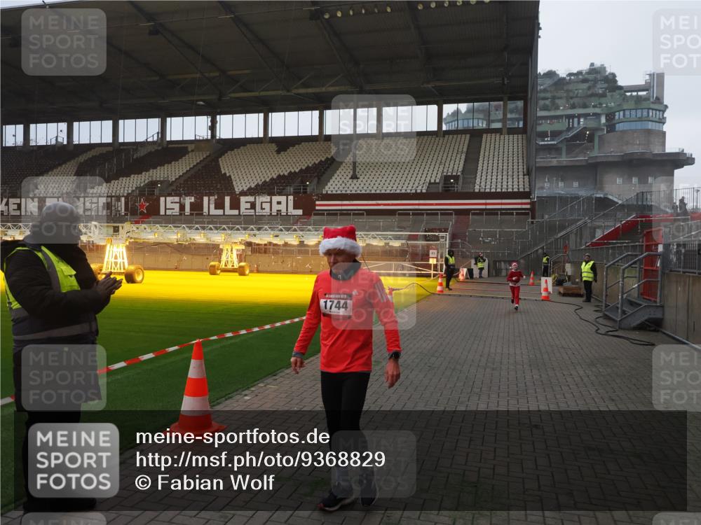 07.12.2025 - St. Pauli X-Mass-Run No. 15 Fabian Wolf http://msf.ph/oto/9368829 07.12.2025 09:55:44 Ziel 1744, 3398 meine-sportfotos.de