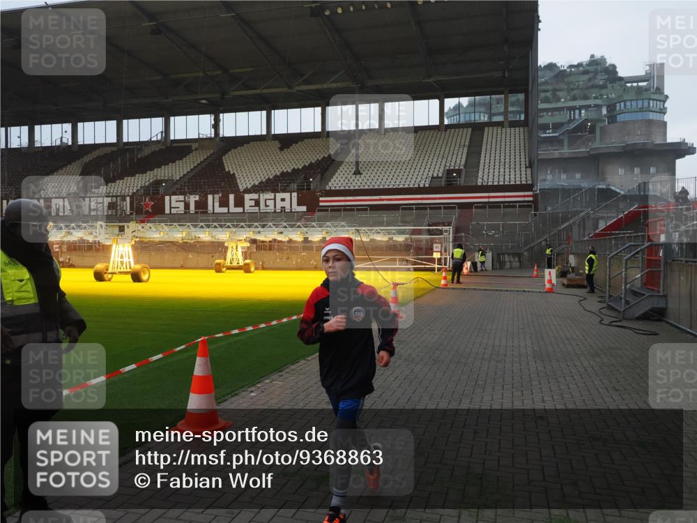 07.12.2025 - St. Pauli X-Mass-Run No. 15 Fabian Wolf http://msf.ph/oto/9368863 07.12.2025 09:55:58 Ziel 312, 3398 meine-sportfotos.de