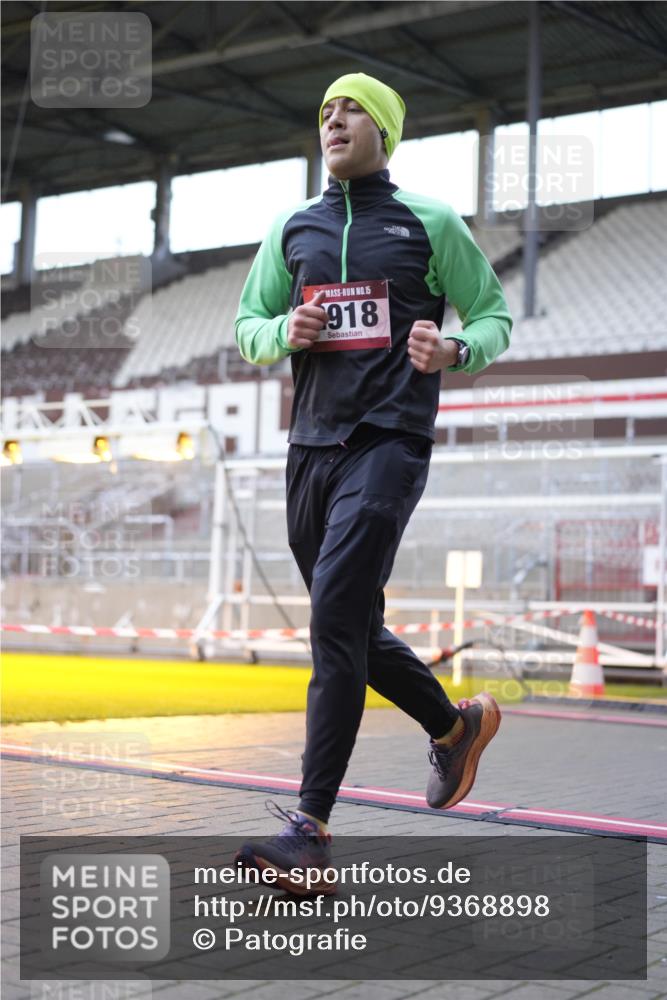 07.12.2025 - St. Pauli X-Mass-Run No. 15 Patografie http://msf.ph/oto/9368898 07.12.2025 11:18:28 Ziel 2045, 2918, 3138, 3158, 3304, 3634, 3636 meine-sportfotos.de