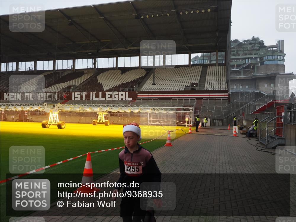 07.12.2025 - St. Pauli X-Mass-Run No. 15 Fabian Wolf http://msf.ph/oto/9368935 07.12.2025 09:56:31 Ziel 3255 meine-sportfotos.de