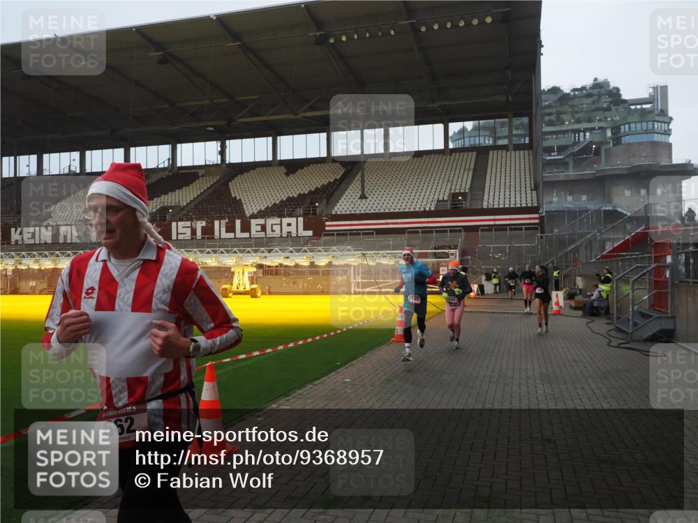 07.12.2025 - St. Pauli X-Mass-Run No. 15 Fabian Wolf http://msf.ph/oto/9368957 07.12.2025 09:56:43 Ziel 198, 662, 1165, 3255, 4208, 4209 meine-sportfotos.de