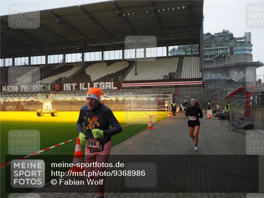 07.12.2025 - St. Pauli X-Mass-Run No. 15 Fabian Wolf http://msf.ph/oto/9368986 07.12.2025 09:56:46 Ziel 198, 662, 1116, 1165, 3255, 4208, 4209 meine-sportfotos.de