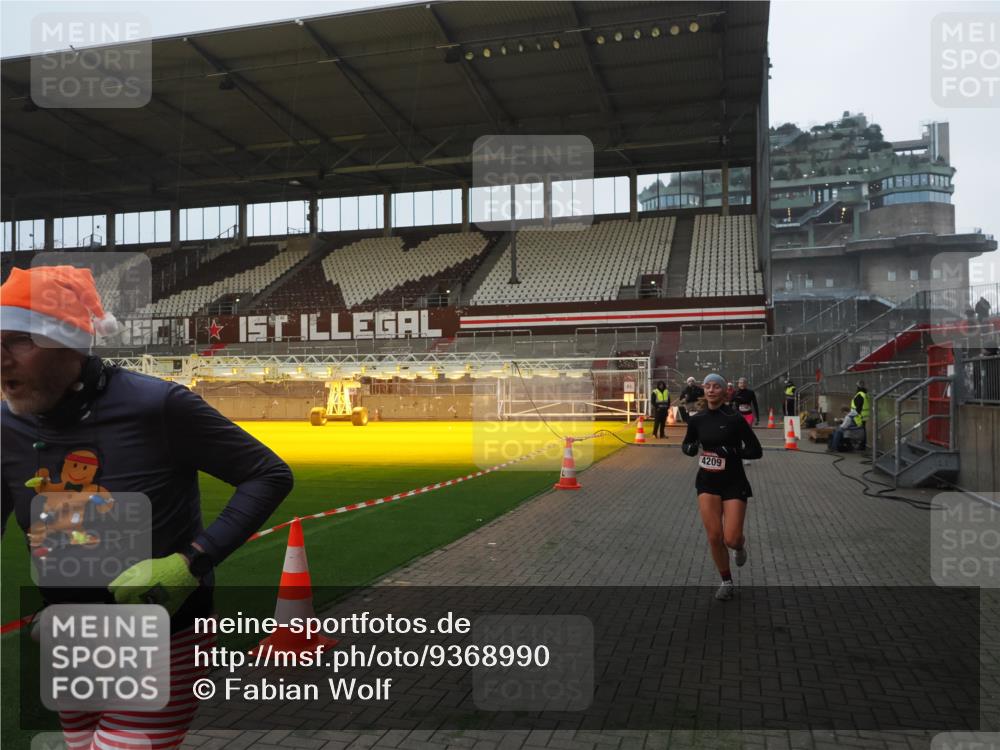 07.12.2025 - St. Pauli X-Mass-Run No. 15 Fabian Wolf http://msf.ph/oto/9368990 07.12.2025 09:56:46 Ziel 198, 662, 1116, 1165, 3255, 4208, 4209 meine-sportfotos.de