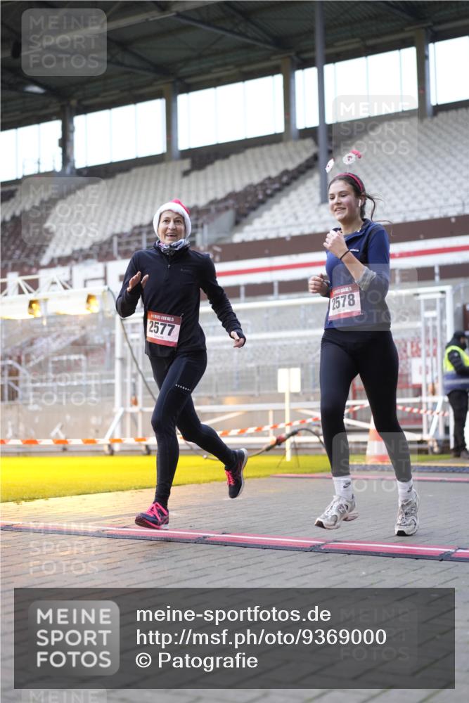 07.12.2025 - St. Pauli X-Mass-Run No. 15 Patografie http://msf.ph/oto/9369000 07.12.2025 11:20:06 Ziel 2577, 2578, 3170, 3324 meine-sportfotos.de