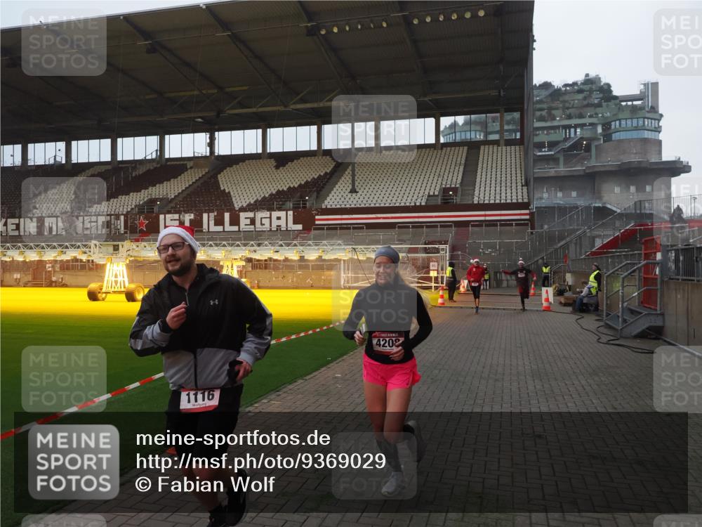 07.12.2025 - St. Pauli X-Mass-Run No. 15 Fabian Wolf http://msf.ph/oto/9369029 07.12.2025 09:56:51 Ziel 198, 497, 662, 1116, 1165, 2861, 4208, 4209 meine-sportfotos.de
