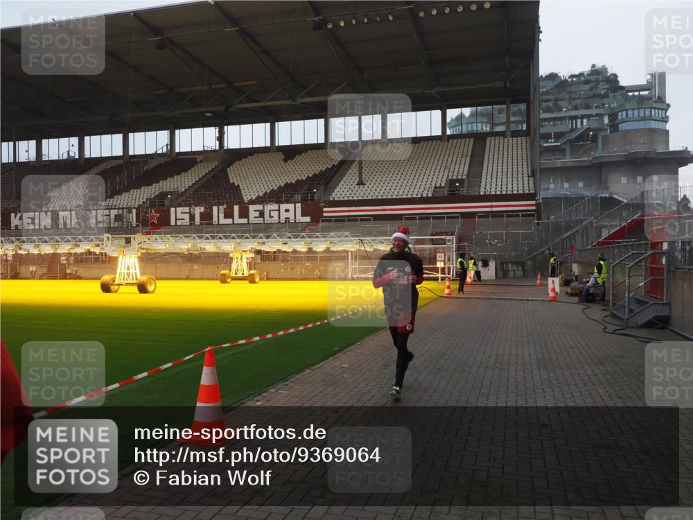 07.12.2025 - St. Pauli X-Mass-Run No. 15 Fabian Wolf http://msf.ph/oto/9369064 07.12.2025 09:56:57 Ziel 198, 497, 1116, 1165, 2861, 4208, 4209 meine-sportfotos.de