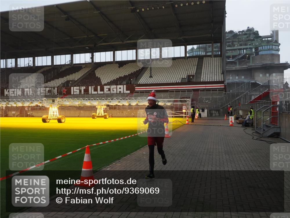 07.12.2025 - St. Pauli X-Mass-Run No. 15 Fabian Wolf http://msf.ph/oto/9369069 07.12.2025 09:56:58 Ziel 198, 497, 1116, 1165, 2861, 4208, 4209 meine-sportfotos.de