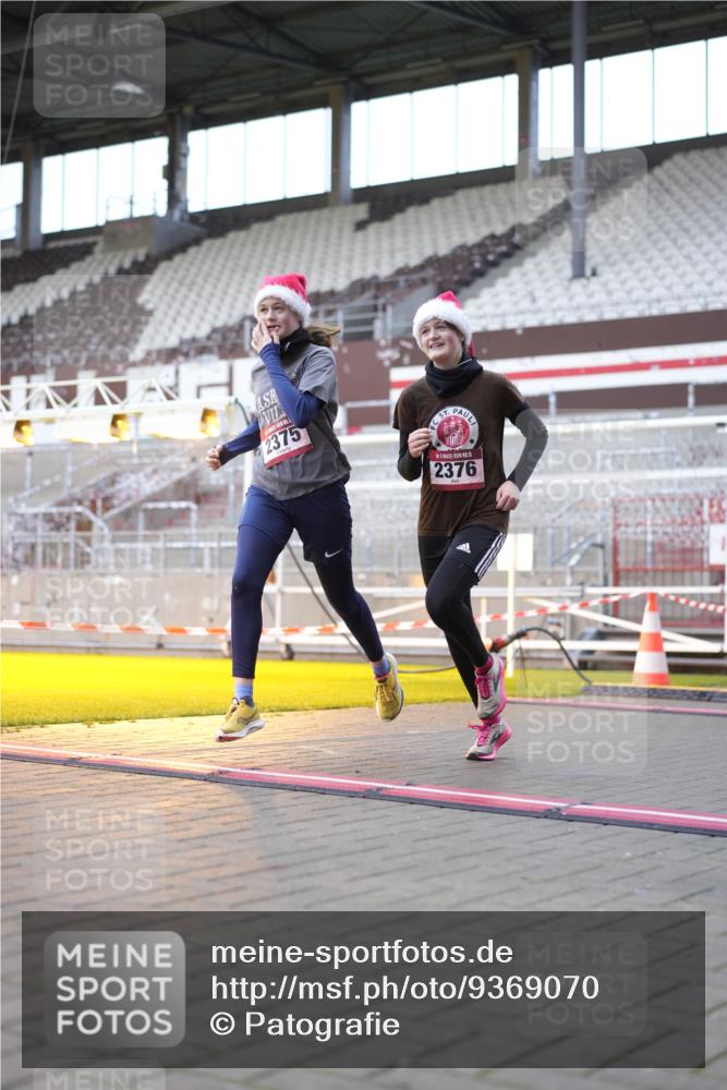 07.12.2025 - St. Pauli X-Mass-Run No. 15 Patografie http://msf.ph/oto/9369070 07.12.2025 11:21:07 Ziel 2375, 2376, 2854, 2867, 3135, 3220, 3283 meine-sportfotos.de