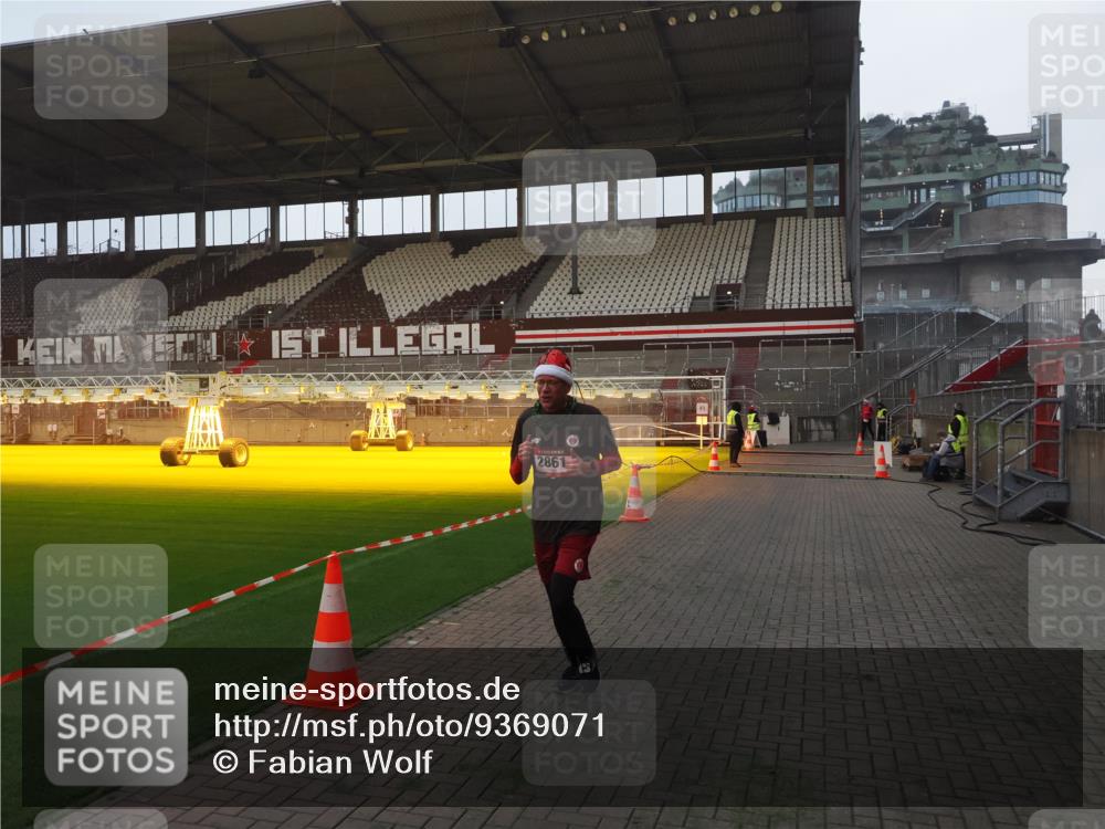 07.12.2025 - St. Pauli X-Mass-Run No. 15 Fabian Wolf http://msf.ph/oto/9369071 07.12.2025 09:56:58 Ziel 198, 497, 1116, 1165, 2861, 4208, 4209 meine-sportfotos.de