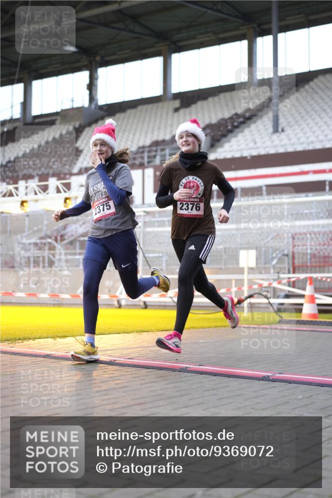 07.12.2025 - St. Pauli X-Mass-Run No. 15 Patografie http://msf.ph/oto/9369072 07.12.2025 11:21:07 Ziel 2375, 2376, 2854, 2867, 3135, 3220, 3283 meine-sportfotos.de