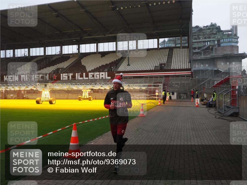 07.12.2025 - St. Pauli X-Mass-Run No. 15 Fabian Wolf http://msf.ph/oto/9369073 07.12.2025 09:56:58 Ziel 198, 497, 1116, 1165, 2861, 4208, 4209 meine-sportfotos.de