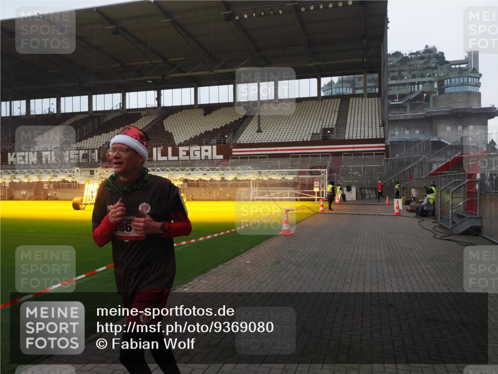 07.12.2025 - St. Pauli X-Mass-Run No. 15 Fabian Wolf http://msf.ph/oto/9369080 07.12.2025 09:56:59 Ziel 198, 497, 1116, 1165, 2861, 4208, 4209 meine-sportfotos.de