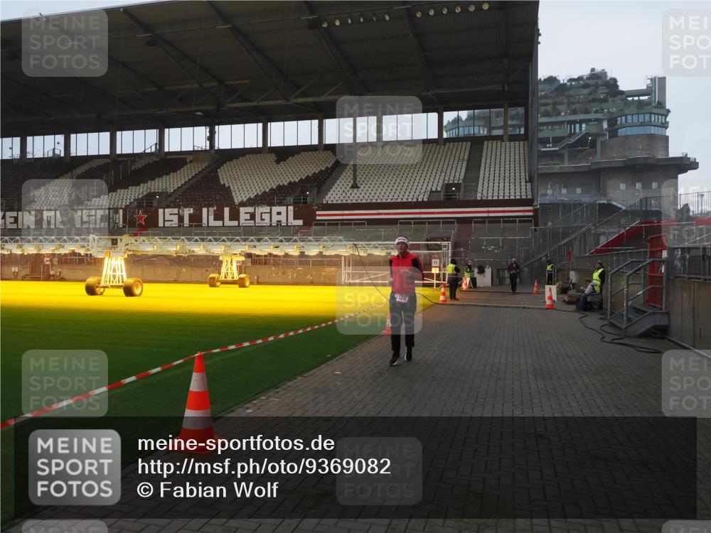 07.12.2025 - St. Pauli X-Mass-Run No. 15 Fabian Wolf http://msf.ph/oto/9369082 07.12.2025 09:57:08 Ziel 497, 2861, 3320 meine-sportfotos.de