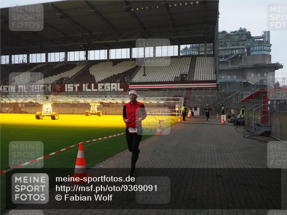 07.12.2025 - St. Pauli X-Mass-Run No. 15 Fabian Wolf http://msf.ph/oto/9369091 07.12.2025 09:57:09 Ziel 497, 2861, 3320, 4032 meine-sportfotos.de