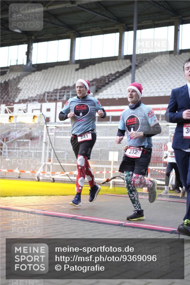 07.12.2025 - St. Pauli X-Mass-Run No. 15 Patografie http://msf.ph/oto/9369096 07.12.2025 11:21:20 Ziel 98, 105, 111, 232, 241, 1907, 2375, 2376, 2473, 2474, 2579, 2867, 3073, 3159, 3220, 3283 meine-sportfotos.de