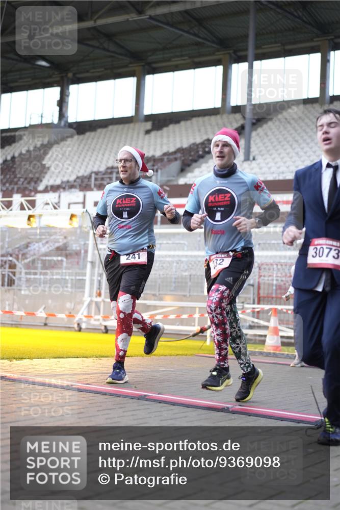 07.12.2025 - St. Pauli X-Mass-Run No. 15 Patografie http://msf.ph/oto/9369098 07.12.2025 11:21:20 Ziel 98, 105, 111, 232, 241, 1907, 2375, 2376, 2473, 2474, 2579, 2867, 3073, 3159, 3220, 3283 meine-sportfotos.de