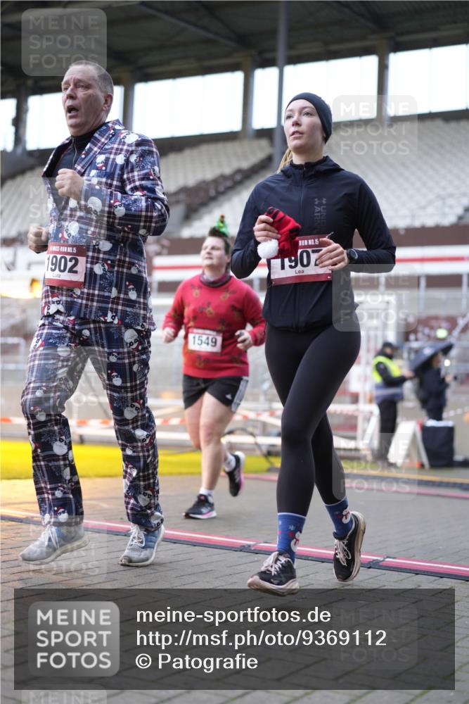 07.12.2025 - St. Pauli X-Mass-Run No. 15 Patografie http://msf.ph/oto/9369112 07.12.2025 11:21:26 Ziel 98, 105, 111, 232, 241, 1549, 1902, 1907, 2033, 2197, 2473, 2474, 2579, 3073, 3159, 3283 meine-sportfotos.de
