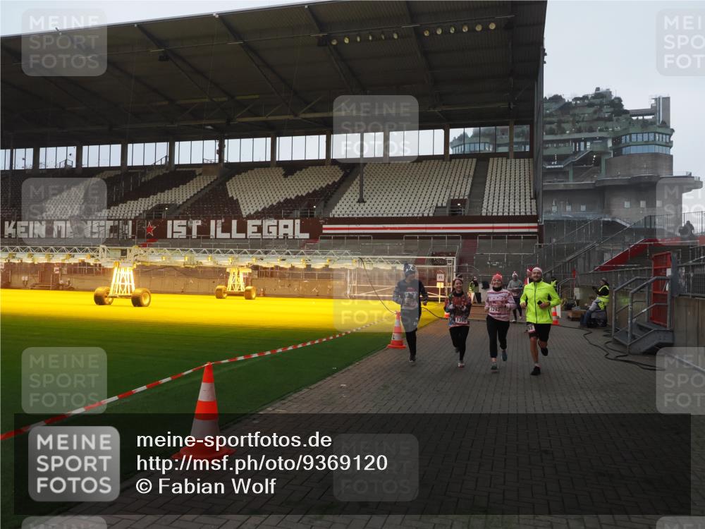 07.12.2025 - St. Pauli X-Mass-Run No. 15 Fabian Wolf http://msf.ph/oto/9369120 07.12.2025 09:57:27 Ziel 632, 1292, 1293, 1377, 1395, 2678, 4032 meine-sportfotos.de