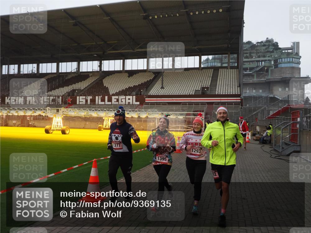07.12.2025 - St. Pauli X-Mass-Run No. 15 Fabian Wolf http://msf.ph/oto/9369135 07.12.2025 09:57:29 Ziel 632, 1292, 1293, 1377, 1395, 2678, 4032 meine-sportfotos.de