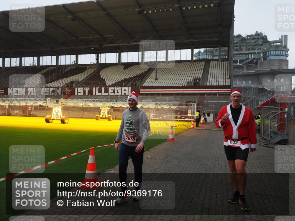 07.12.2025 - St. Pauli X-Mass-Run No. 15 Fabian Wolf http://msf.ph/oto/9369176 07.12.2025 09:57:38 Ziel 632, 1292, 1293, 1377, 1395, 2678, 2984 meine-sportfotos.de