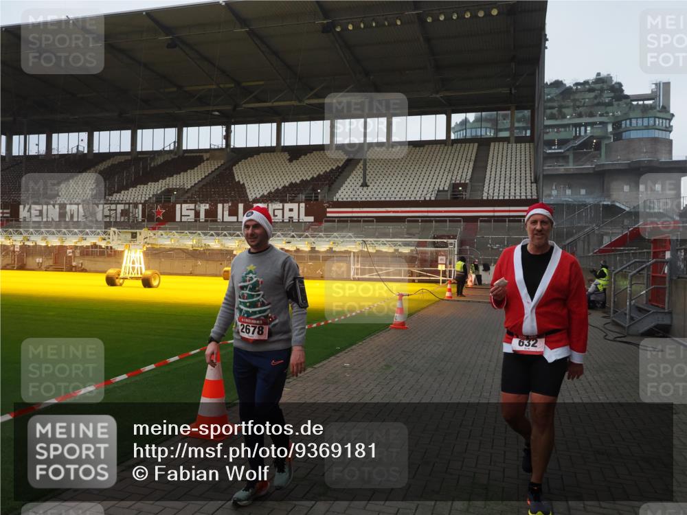 07.12.2025 - St. Pauli X-Mass-Run No. 15 Fabian Wolf http://msf.ph/oto/9369181 07.12.2025 09:57:38 Ziel 632, 1292, 1293, 1377, 1395, 2678, 2984 meine-sportfotos.de