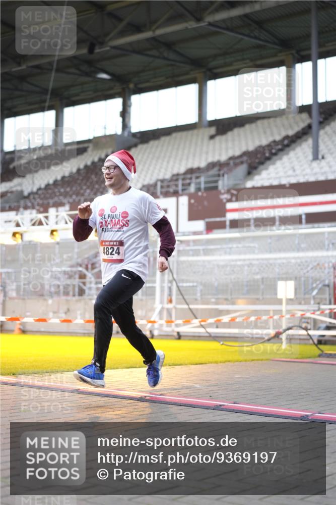 07.12.2025 - St. Pauli X-Mass-Run No. 15 Patografie http://msf.ph/oto/9369197 07.12.2025 11:23:00 Ziel 21, 69, 2023, 2373, 4249, 4824 meine-sportfotos.de