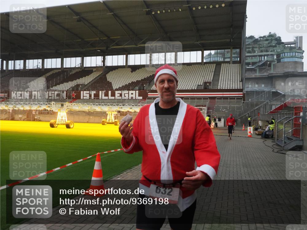 07.12.2025 - St. Pauli X-Mass-Run No. 15 Fabian Wolf http://msf.ph/oto/9369198 07.12.2025 09:57:40 Ziel 632, 1292, 1293, 1377, 1395, 2678, 2984, 4030 meine-sportfotos.de